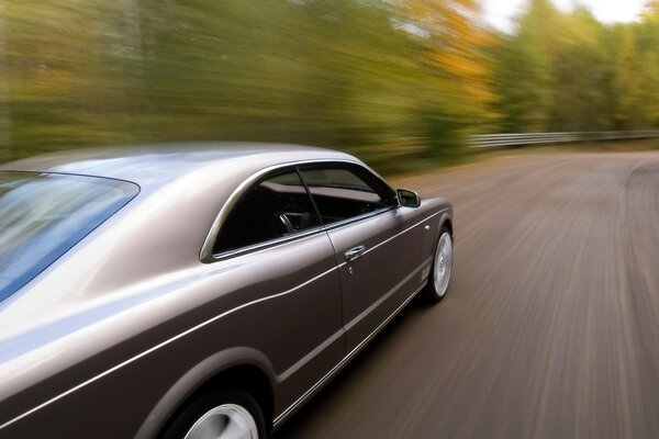 Hareket halindeki gri bentley in fotoğrafları