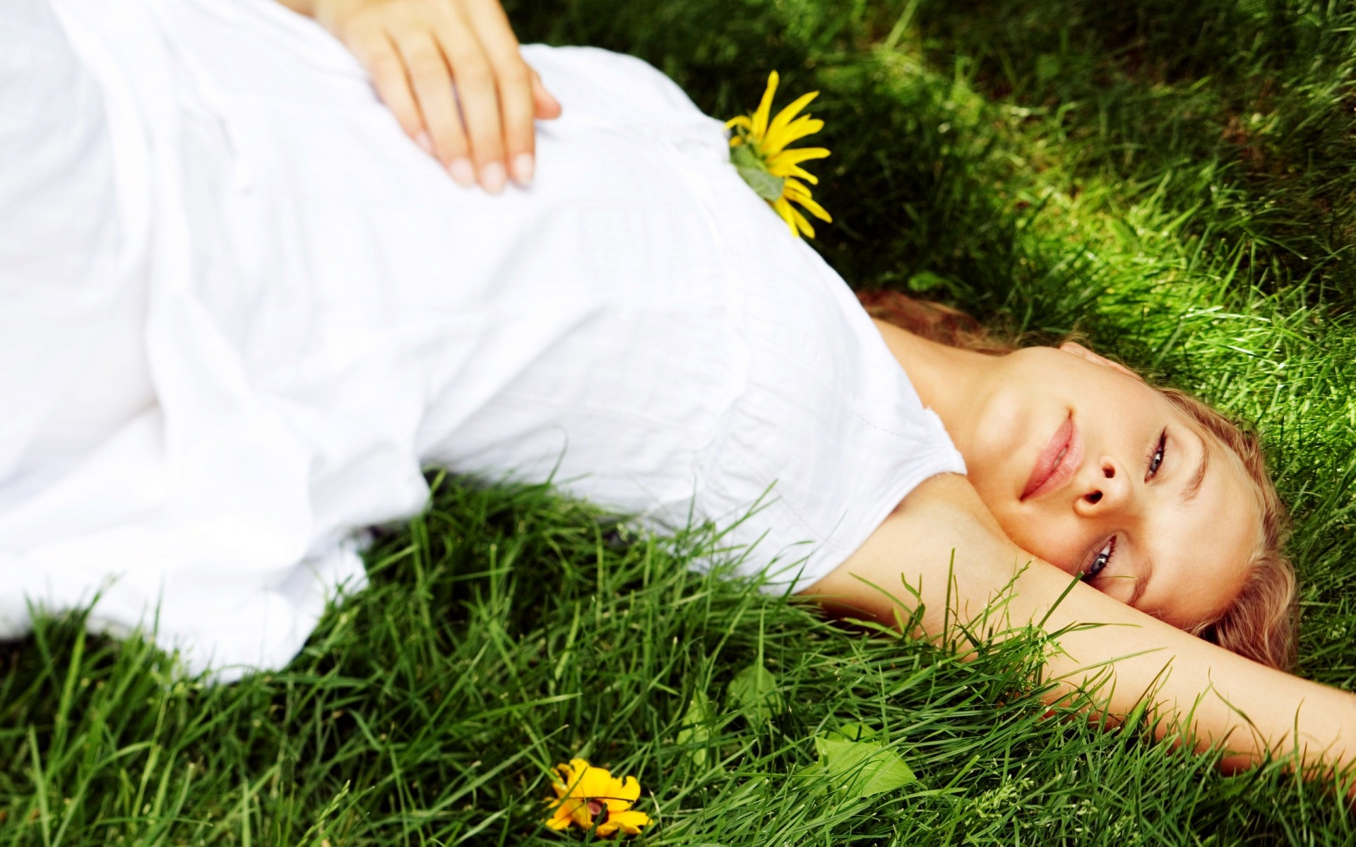 çimen gevşeme çim doğa yaz saman rekreasyon açık havada kadın uyku alan park genç dinlenme güzel kız sevimli çiçek mutluluk kadınlar