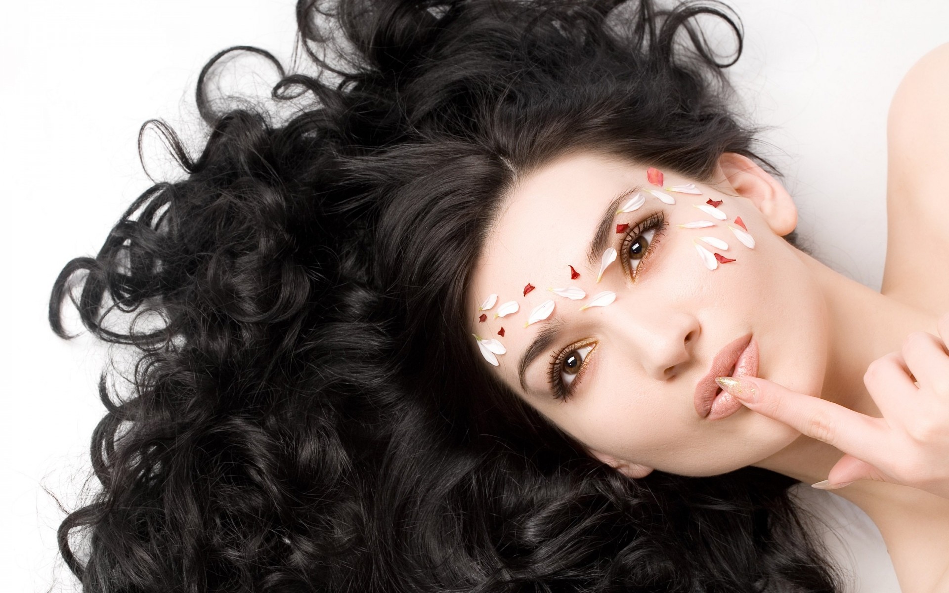 moda cazibe kadın kıvırcık seksi saç kız uzun model cilt göz portre saç modeli oldukça sevimli dudaklar zarif stil kadın