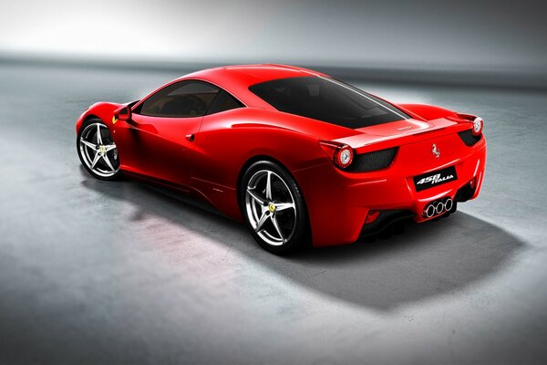 Ferrari nin arkadan görünüşü kırmızı