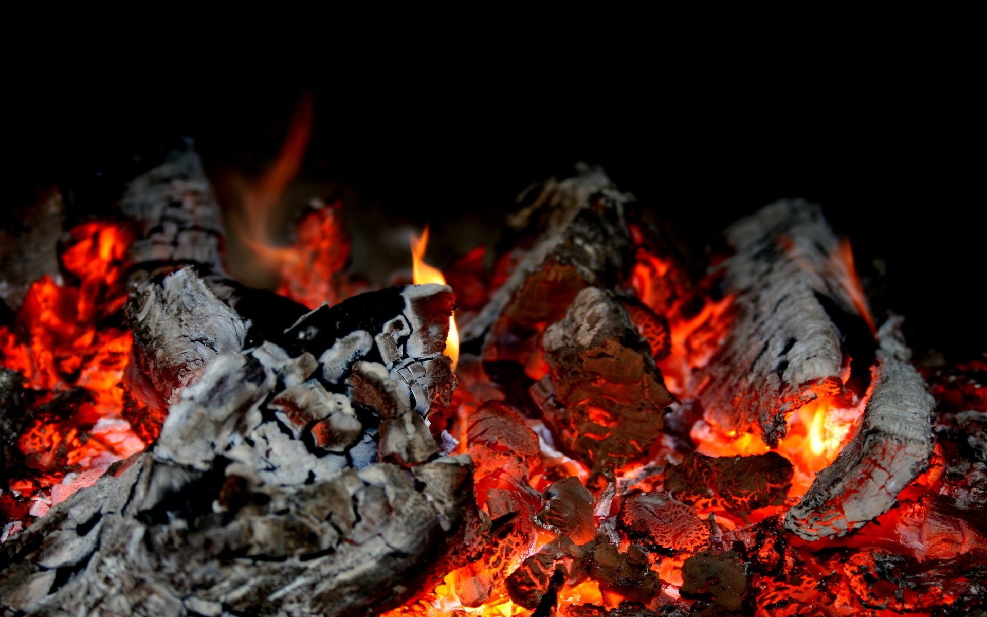 alev kamp ateşi şenlik ateşi şömine kömür yakacak odun kömür kül yanık sıcak cehennem blaze tehlike sıcak kamp yakıt yanıcı duman yanmış yangın arka plan