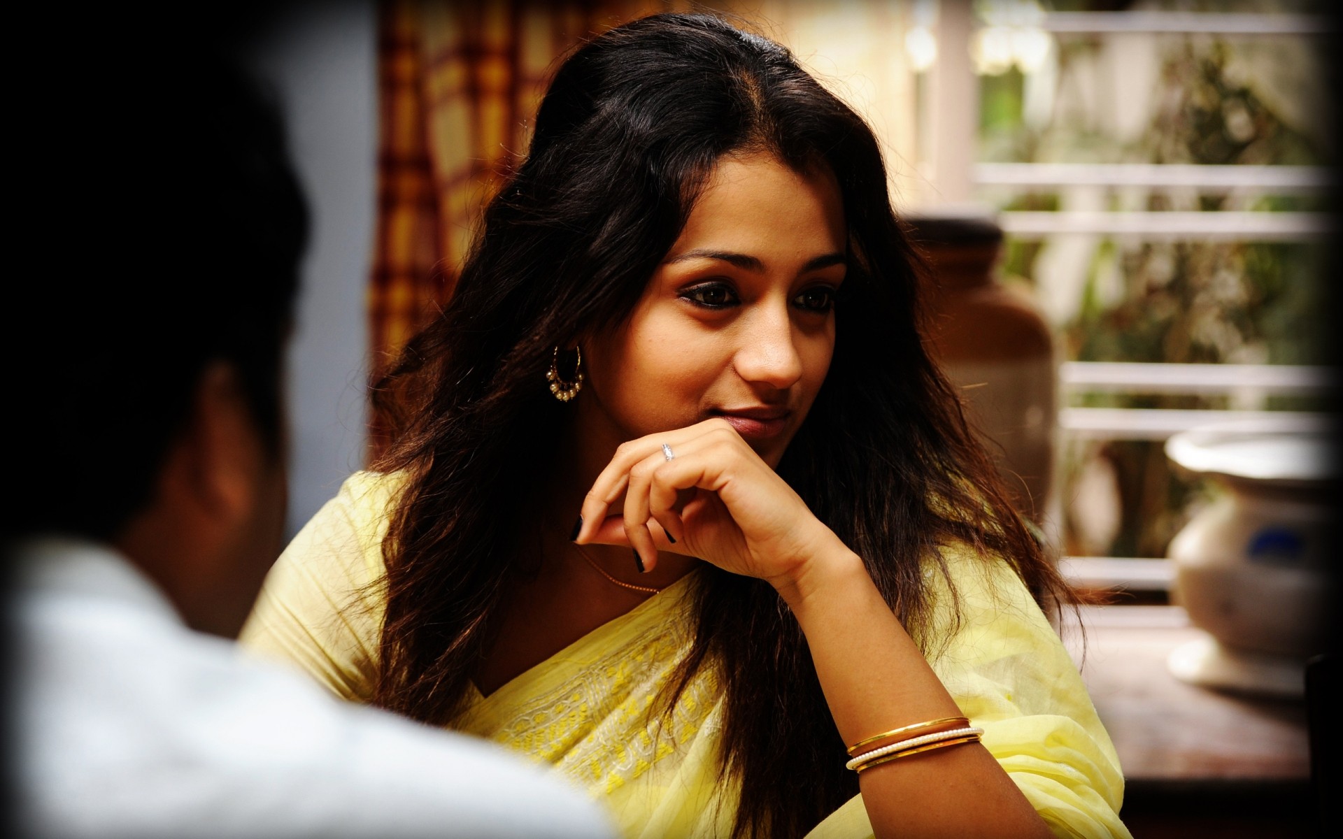 kadın kapalı yüz ifadesi portre yetişkin kız bir hintli aktris bollywood oyuncusu aktris model trisha krishnan