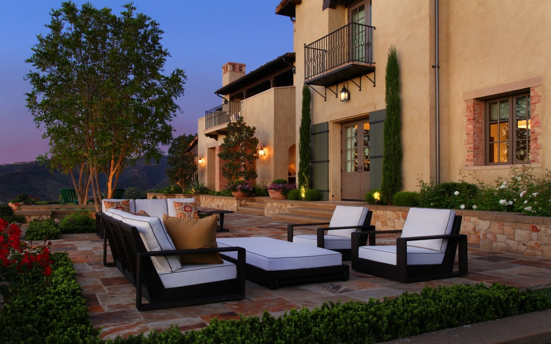 mimari ev ev veranda ev yer gün ışığı seyahat açık havada otel ağaç sokak sandalye şehir balkon lüks aile bahçe gece ışıklar