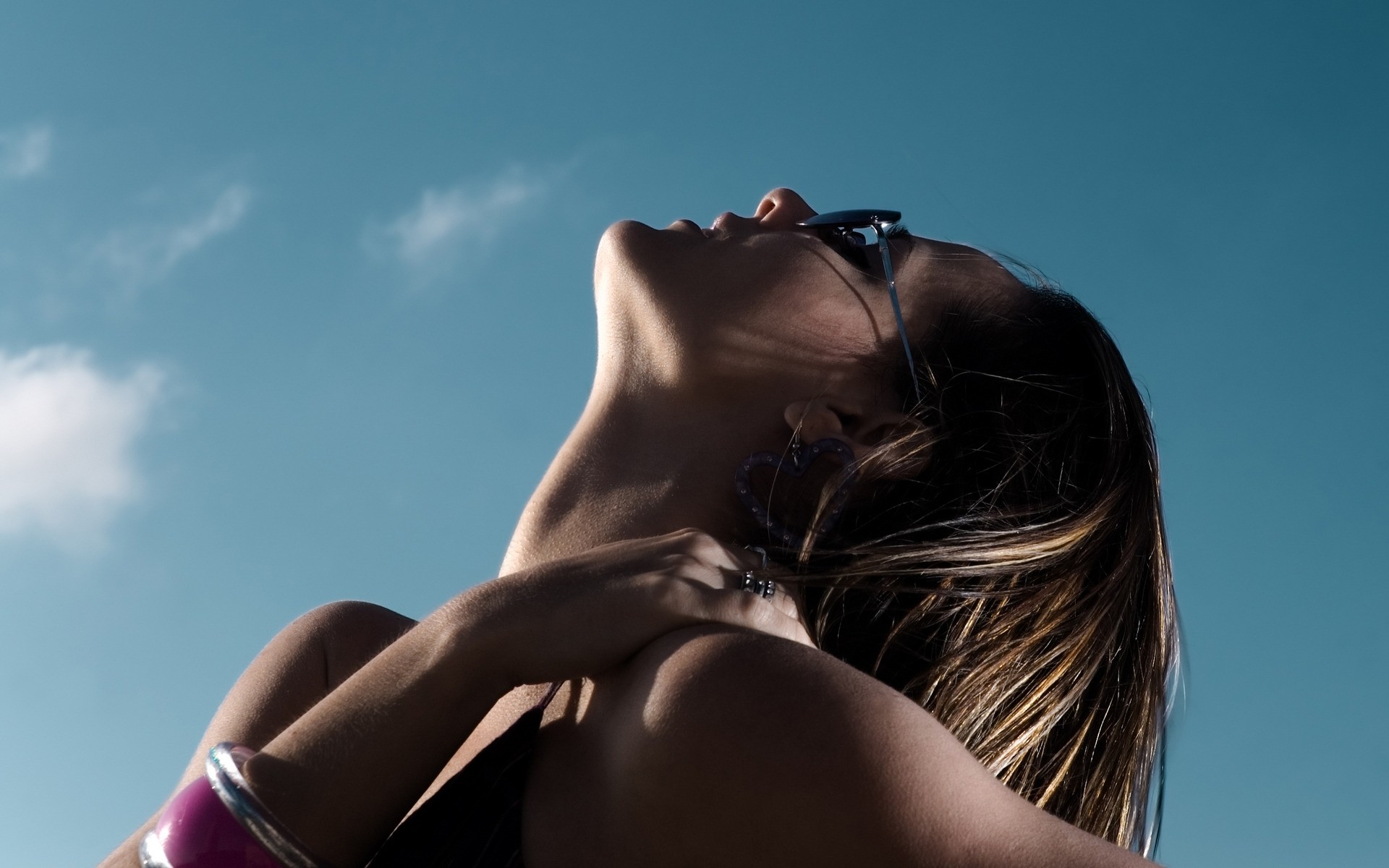 kadın kız çıplak moda seksi portre model gökyüzü bir cazibe aşk erotik yetişkin plaj güneş saç yan görünüm deri açık havada