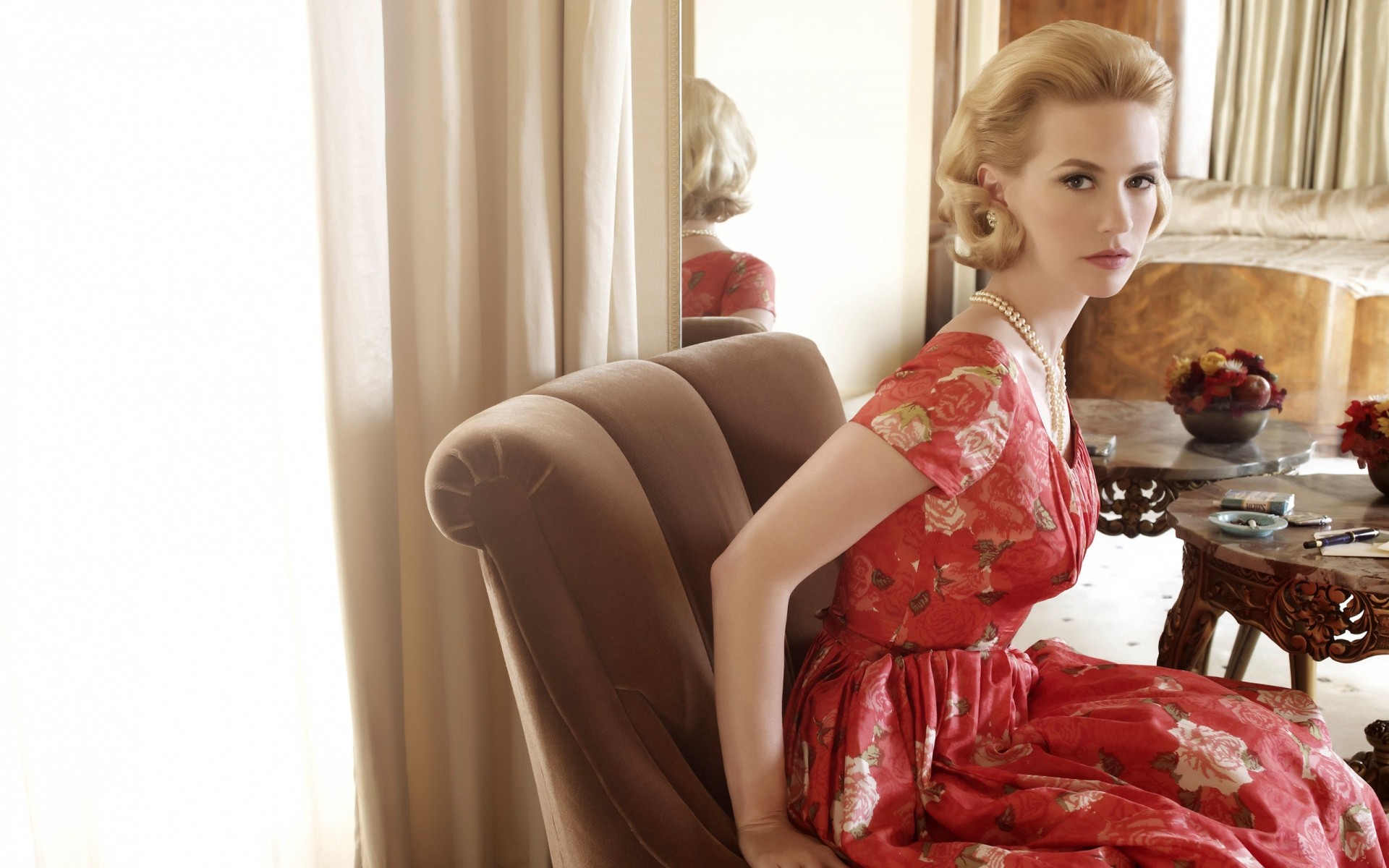 kadın oda kapalı yetişkin mobilya kız bir moda kanepe sit güzel lüks aile