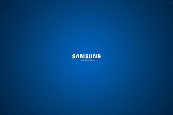 Samsung un logotiv i tek renkli bir arka plana karşı