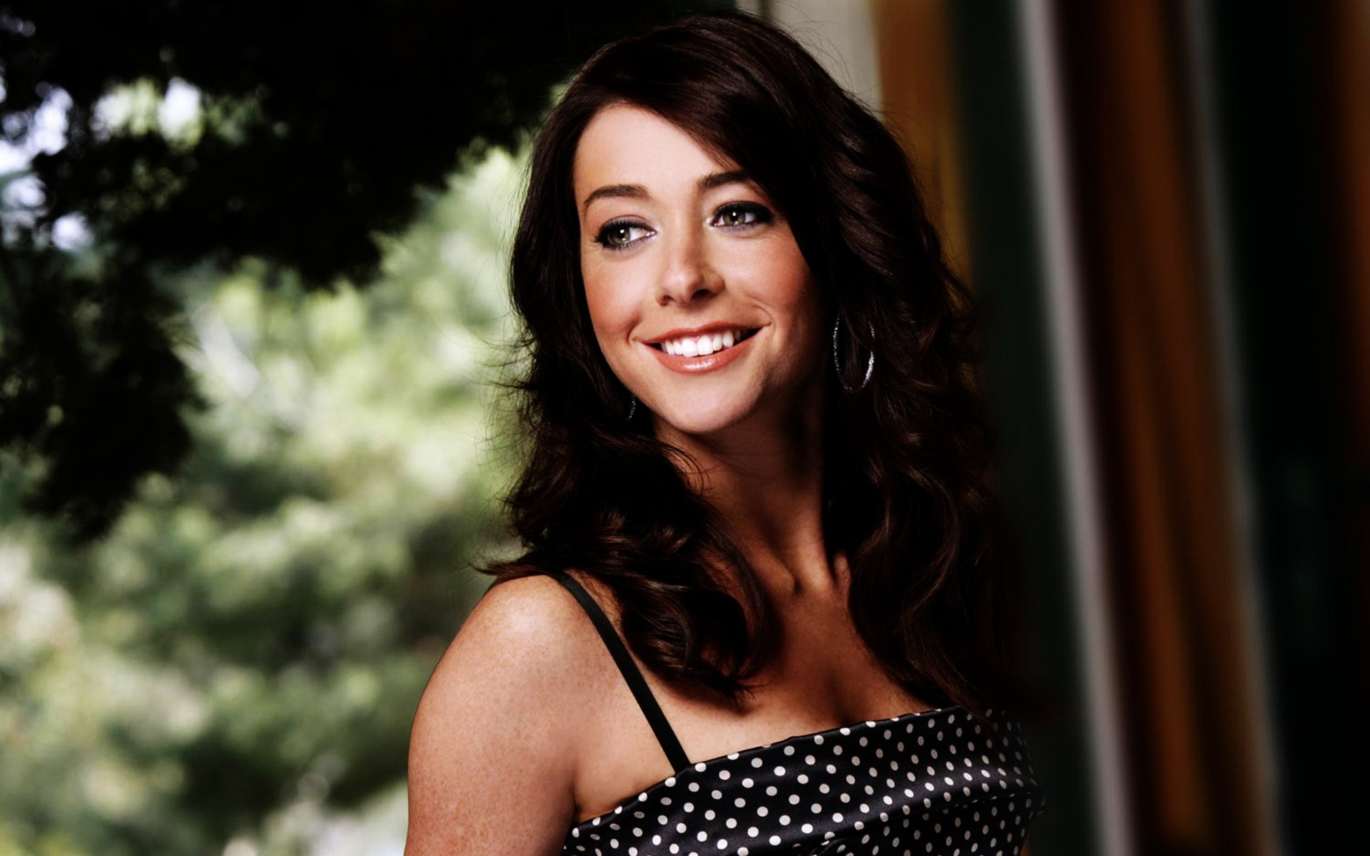 kadın moda portre bir cazibe esmer seksi yüz ifadesi oldukça kız ünlüler aktris gülümseme alison hannigan kadınlar