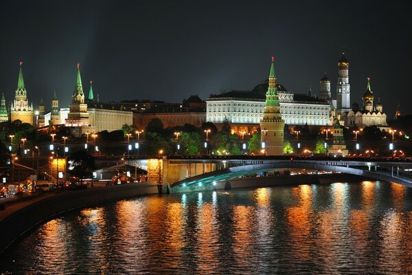 Akşam Kremlin in manzarası Moskova Nehri