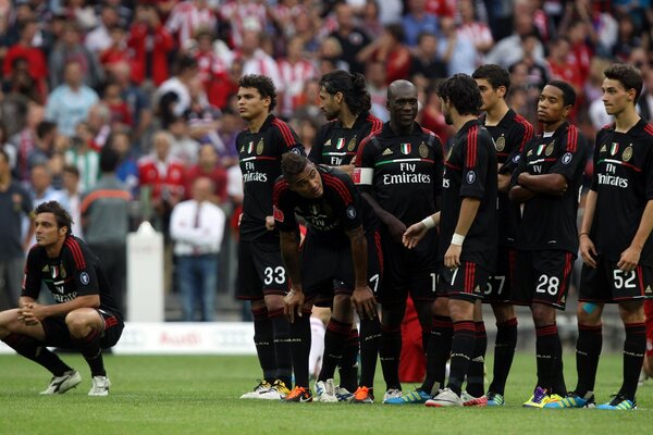 Siyah forma giyen futbolcuların takımı bir şeyler bekliyor