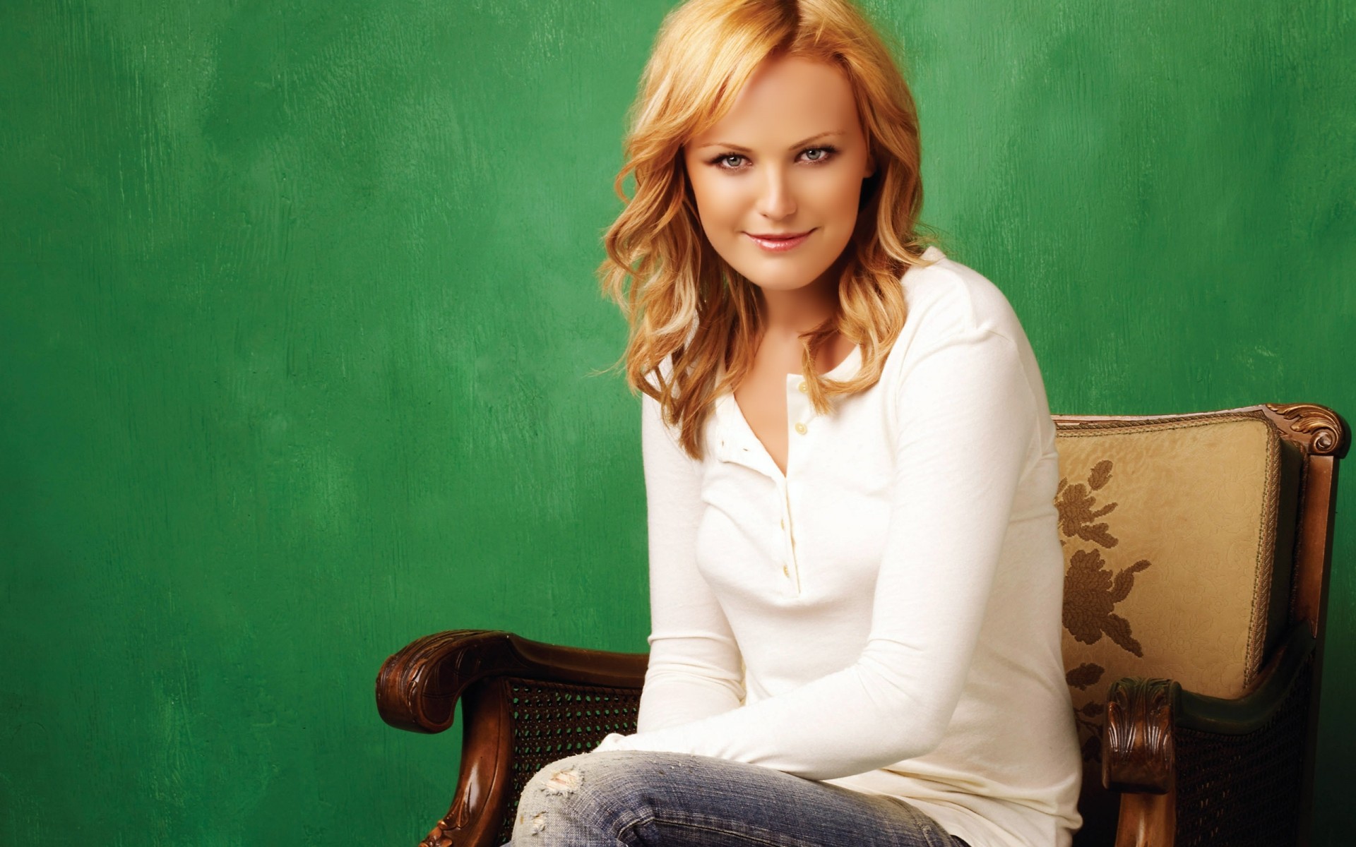 kadın bir portre yetişkin giyinmek kapalı oturmak kız aktris fotoğraf resim fotoğraf