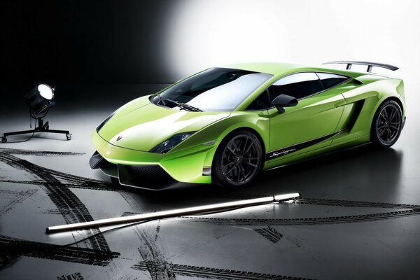 Yeşil spor lamborghini