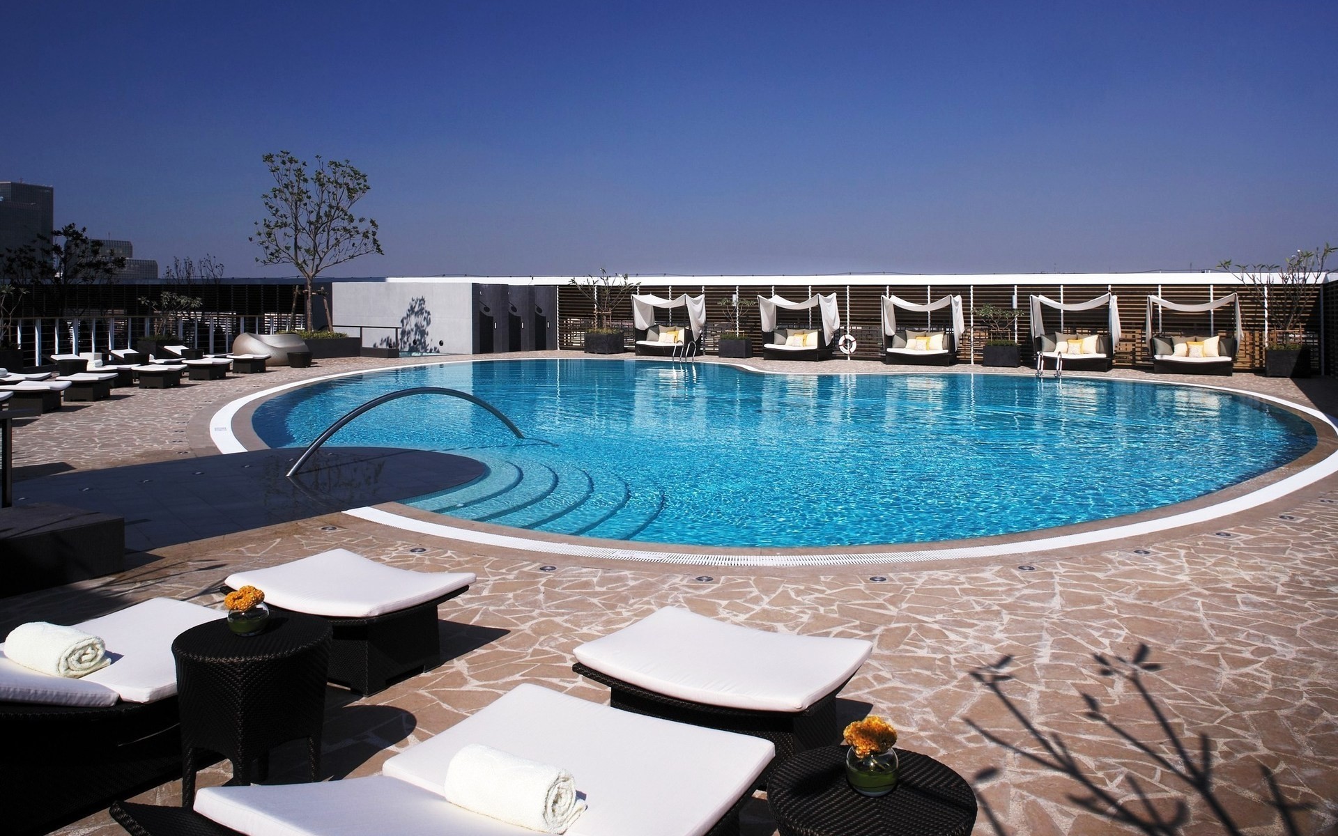 yüzme havuzu su yüzme lüks seyahat havuz otel rekreasyon sandalye havuz başı rekreasyon tatil tesis modern açık havada gökyüzü yaz gevşeme tasarım arka plan