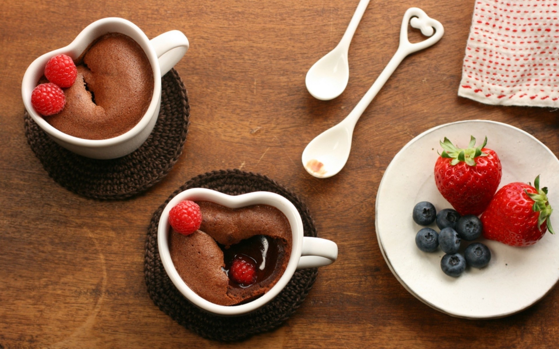 meyve tatlı yemek çilek çilek kaşık kase kahvaltı krema lezzetli süt ürünleri büyümek şafak vakti kupası süt yakın çekim ahududu şeker natürmort çilek ahududu böğürtlen çikolata