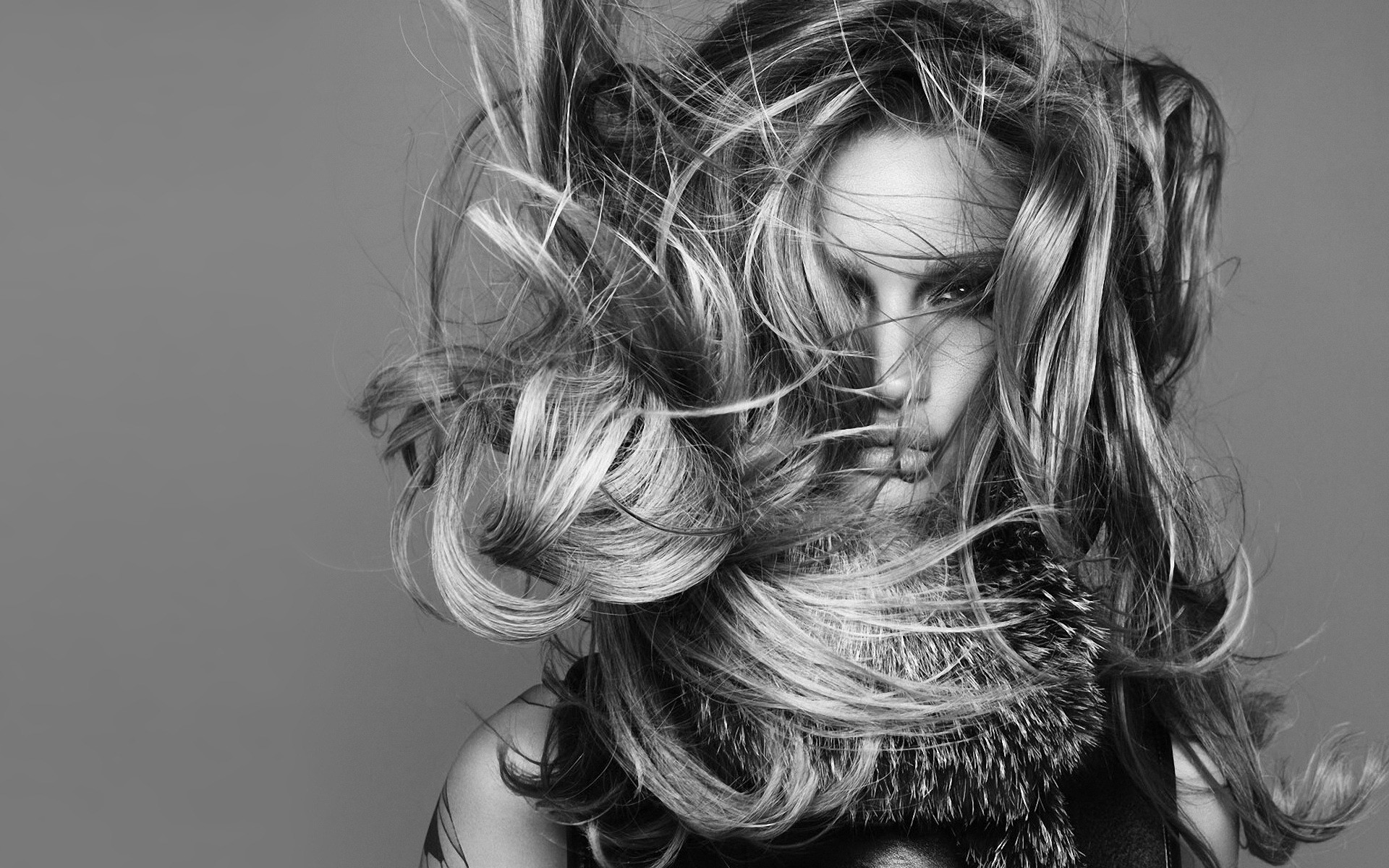 portre tek renkli kız model moda saç kadın güzel yetişkin saç modeli rüzgar cazibe seksi yüz bir stüdyo stil