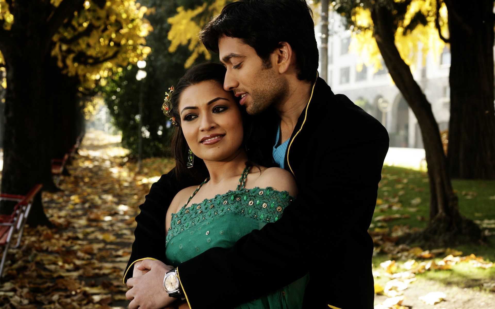 kadın açık havada iki aşk yüz ifadesi portre düğün yetişkin adam park kız giyinmek amita pathak nakuul mehta çift bollywood hug