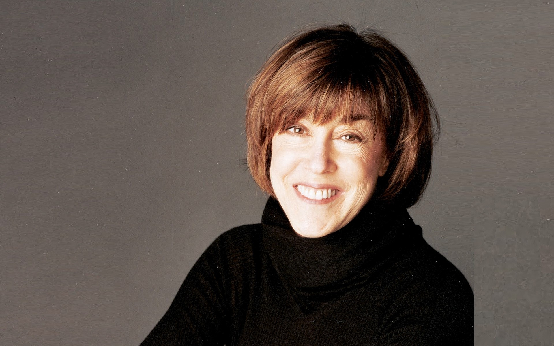 portre bir yetişkin yüz ifadesi giyiyor kız kadın kazak yüz gülümseme kadın gülüyor arka plan