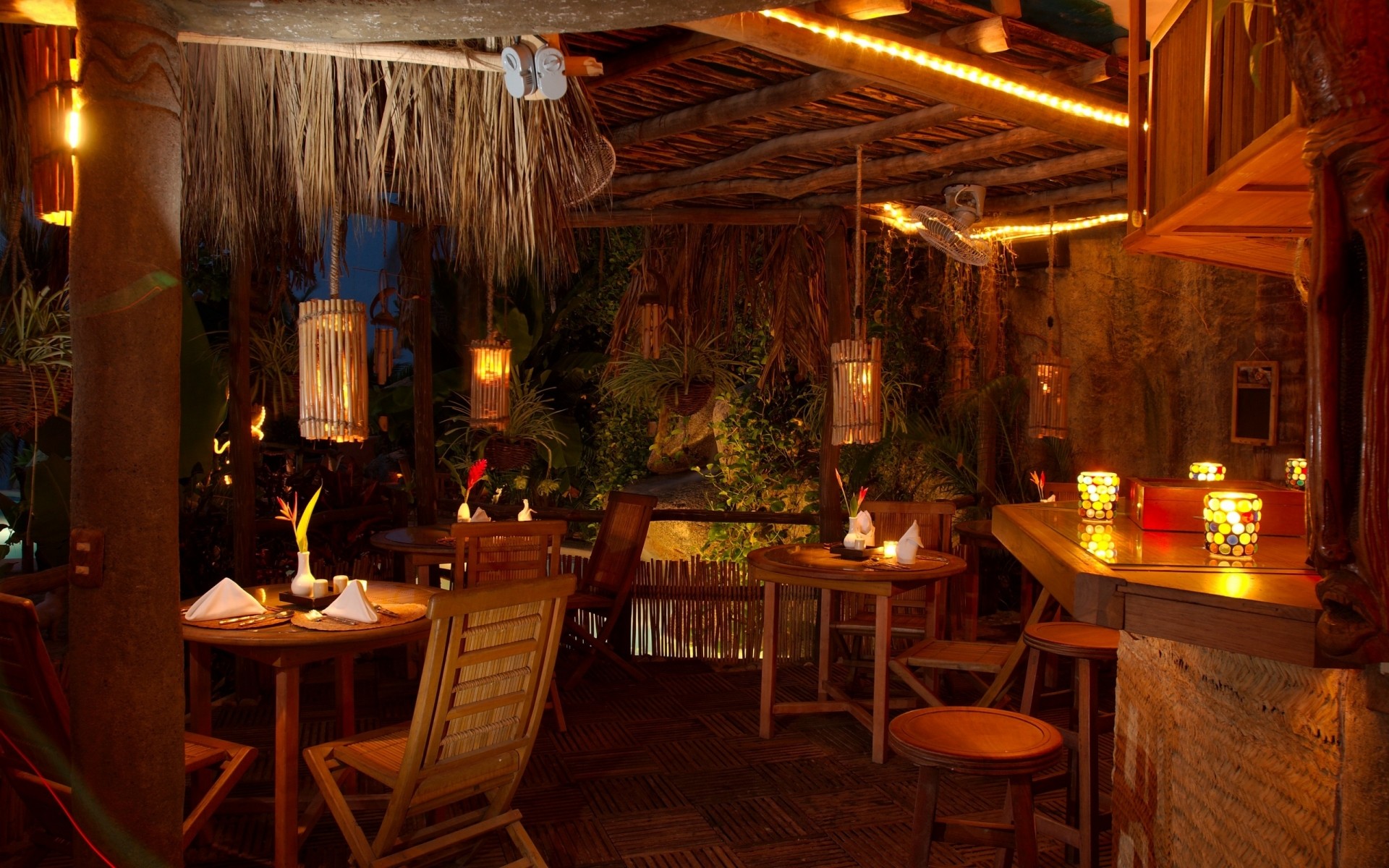 tablo mobilya iç tasarım sandalye kapalı oda otel ev yer lamba yemek odası lüks ev sofra takımı restoran avize içeride kafe yer