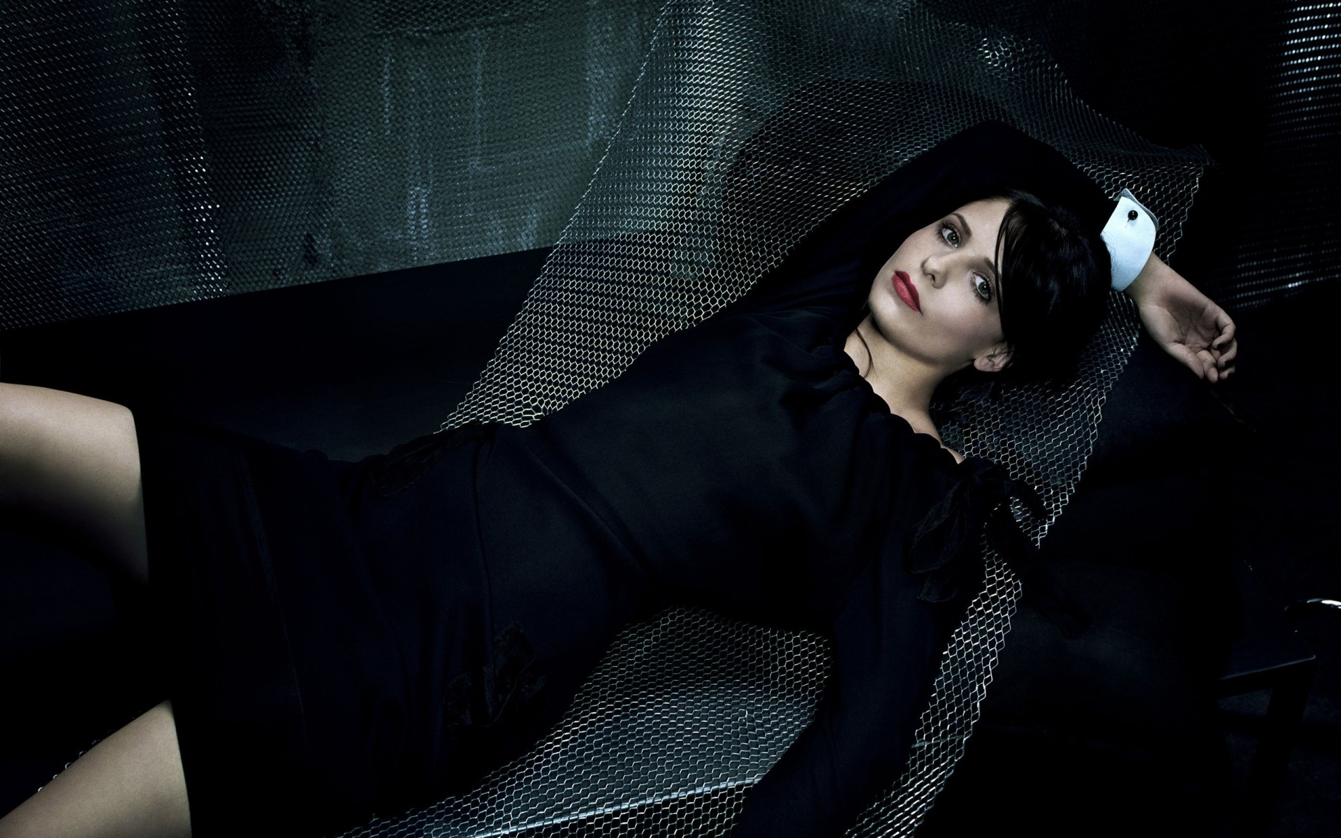 moda model portre seksi kadın sihir kız karanlık zarif siyah elbise kanepe oda arka plan