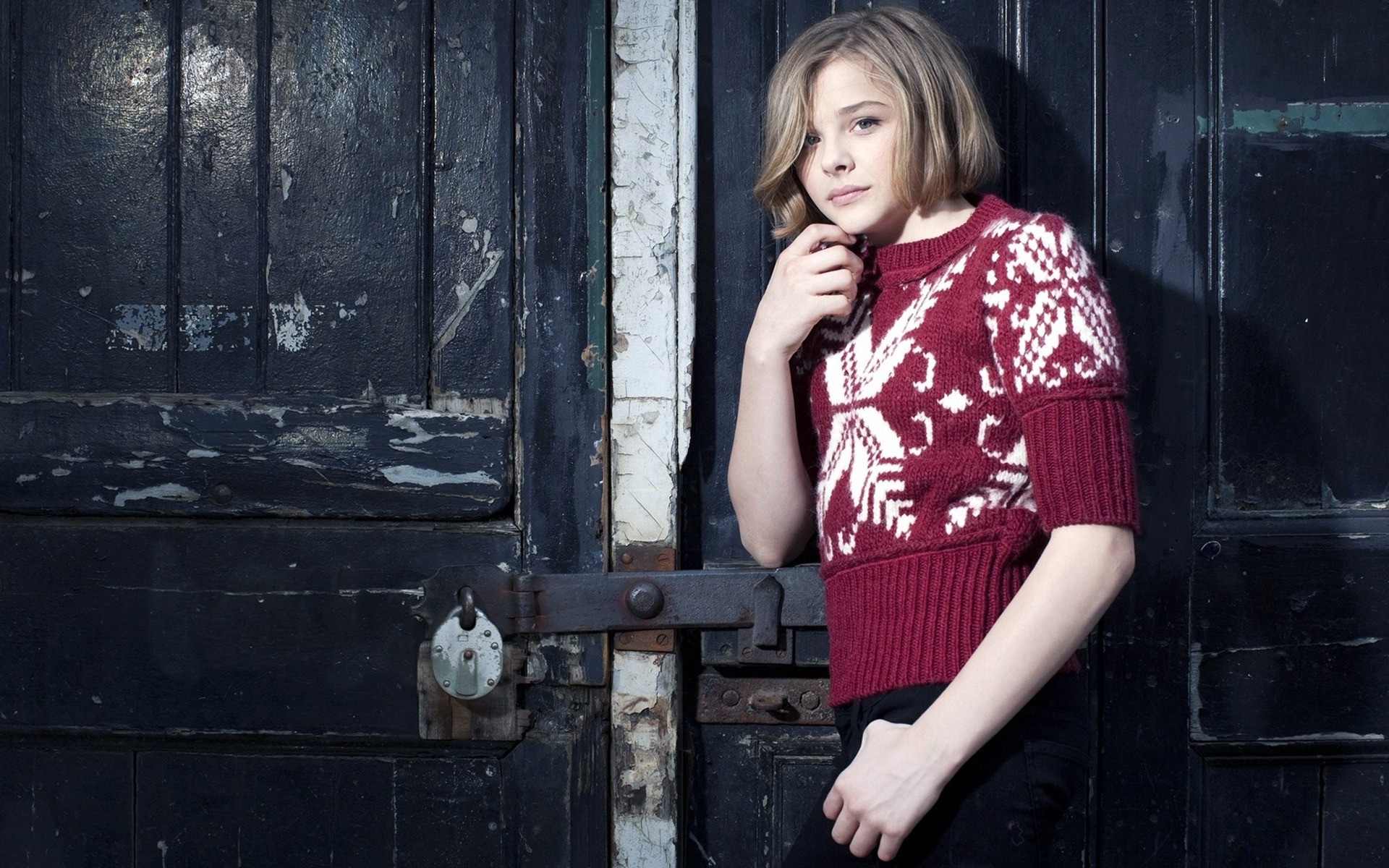 kadın bir portre yetişkin moda kapı giyinmek kız seksi aktris hollywood tekme aksiyon chloe morets