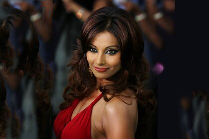 Muhteşem gözleri olan kırmızı elbiseli kadın