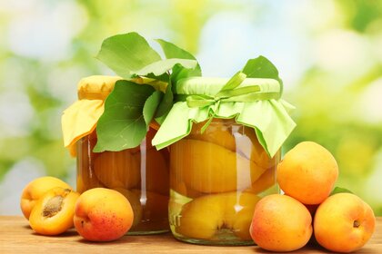 Kayısı ve meyveli kavanozlar. Yiyecek