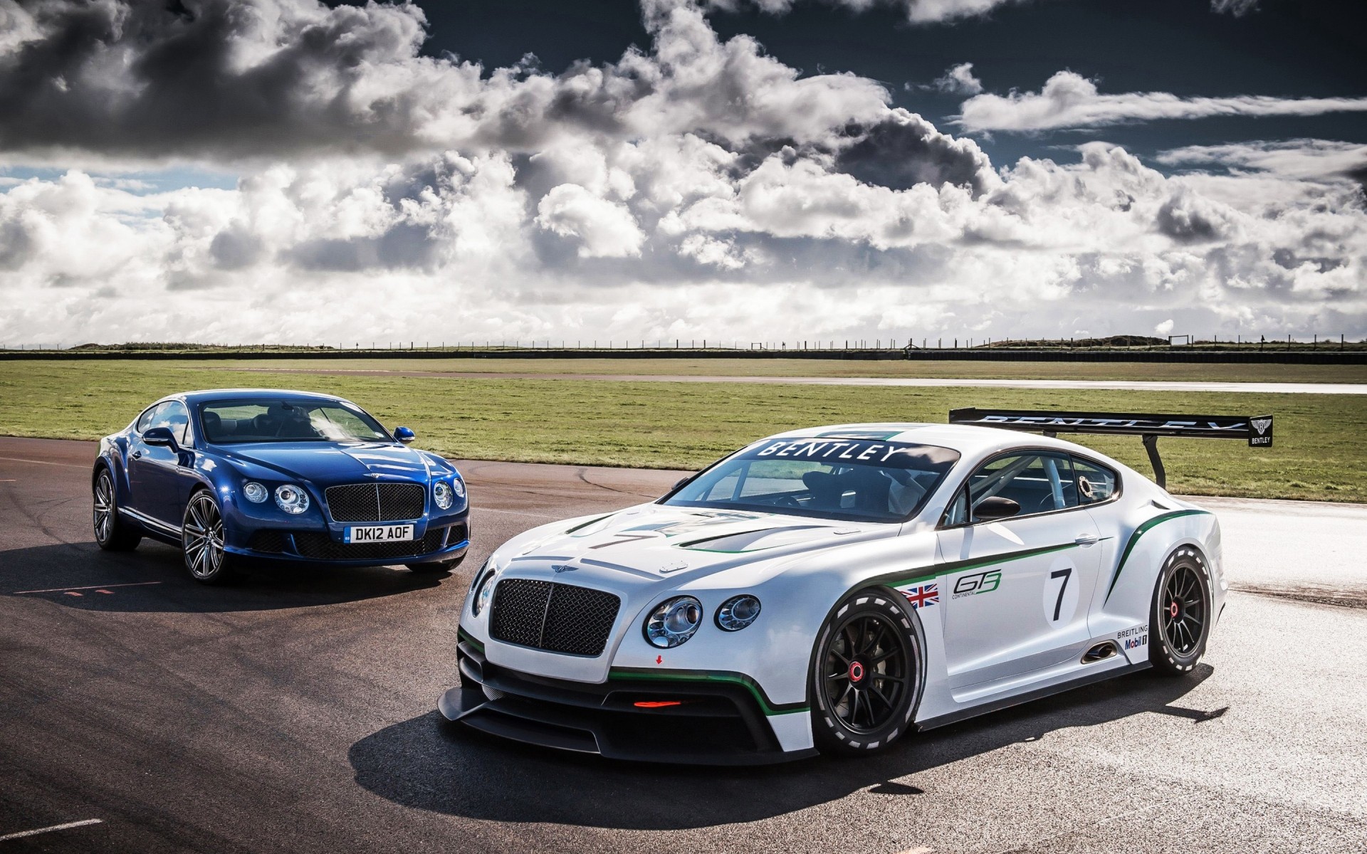 bentley araba siyah asfalt acele et araba kaldırım öğlen hızlı yarış ulaşım sistemi tekerlekler aksiyon otomotiv sürücü coupe yol bentley continental gt3