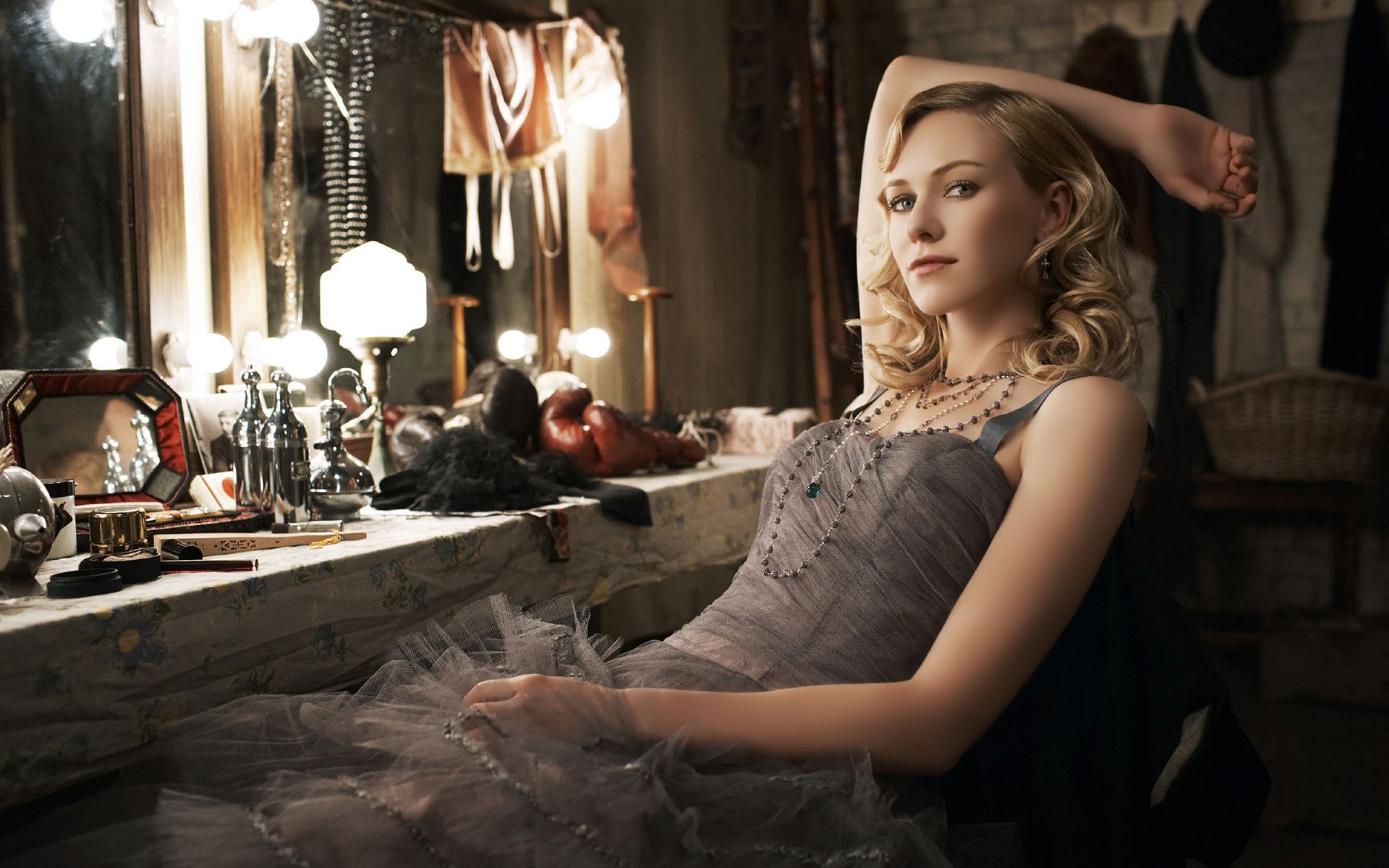 kadın moda yetişkin sihir portre bir kapalı modeli oda elbise