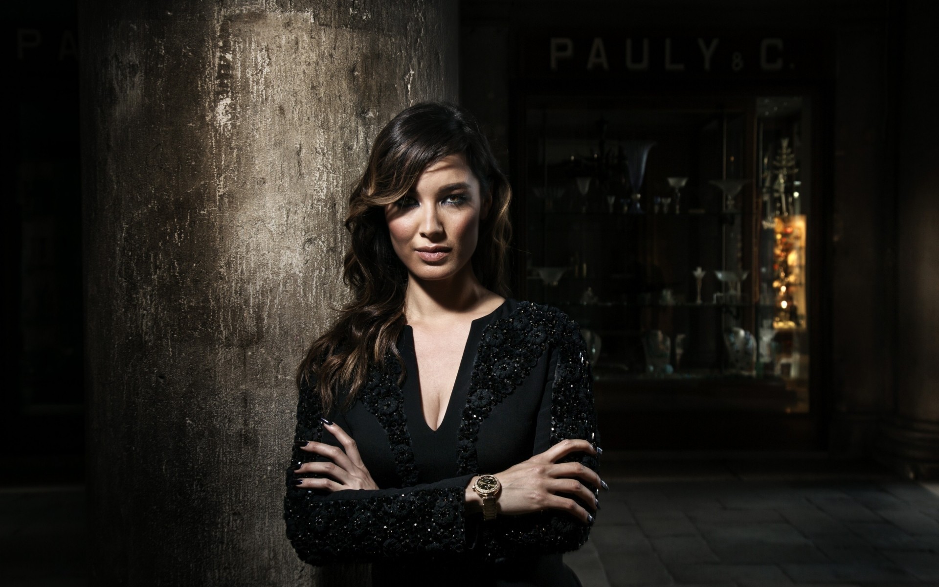 kadın portre moda bir giyiyor yetişkin model kapalı karanlık kız aktris berenice marlohe ünlüler ünlüler