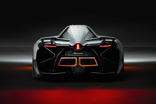 Arkadaki Lamborghini egoista