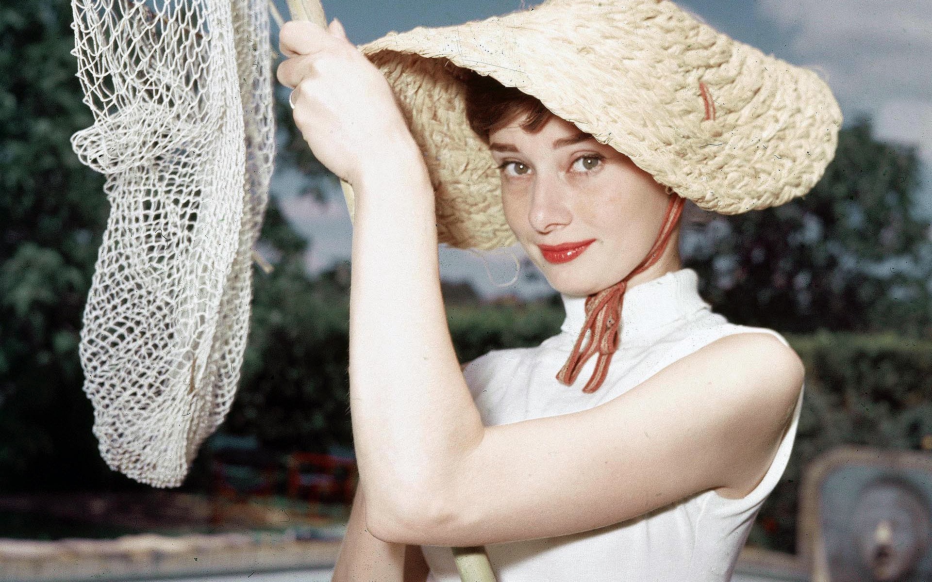 kapak moda kadın yaz açık havada portre kız bir güzel giyinmek yetişkin genç doğa sevimli model oldukça geri kalan audrey hepburn ünlüler ünlüler ünlüler
