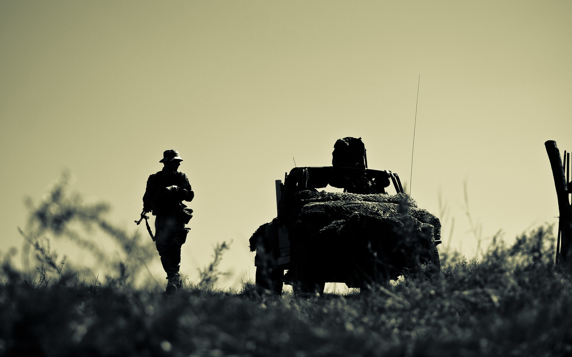 askeri savaş ordu asker silah silah manzara adam siluet yetişkin arkadan aydınlatmalı savaş savaş aksiyon gün batımı bir tüfek