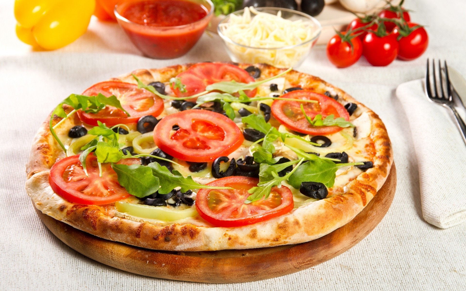 pizza peynir domates yemek öğle yemeği mozzarella akşam yemeği para biberli hızlı yemek kabuklar ferahlatıcı lezzetli salam jambon dilim sebze sos vejetaryen pizza