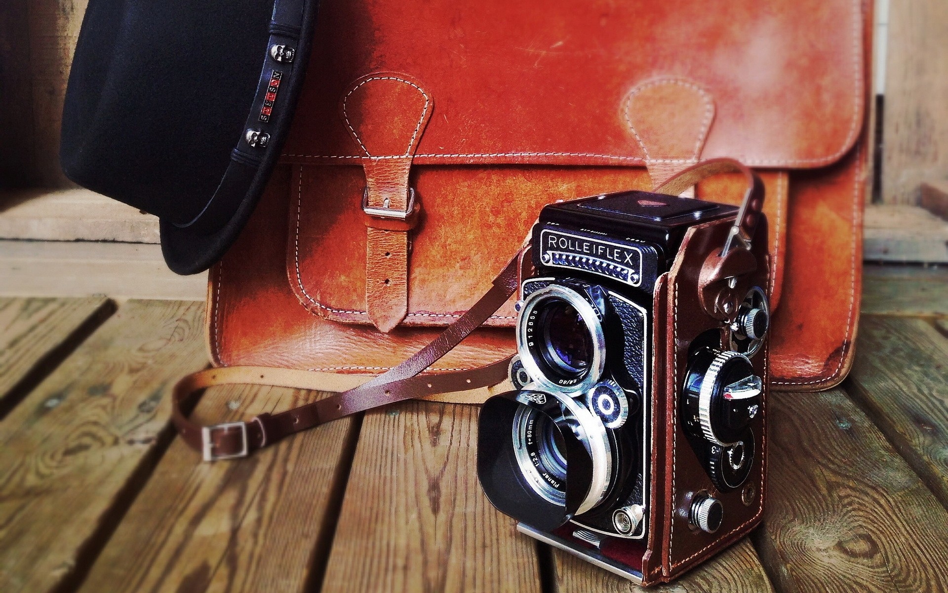 retro antik objektif vintage eski klasik nostalji modası geçmiş deklanşör yeniden doğuş stil deri ahşap kasa ekipman diyafram analog kutu taşıma rolleiflex fotoğraf makinesi
