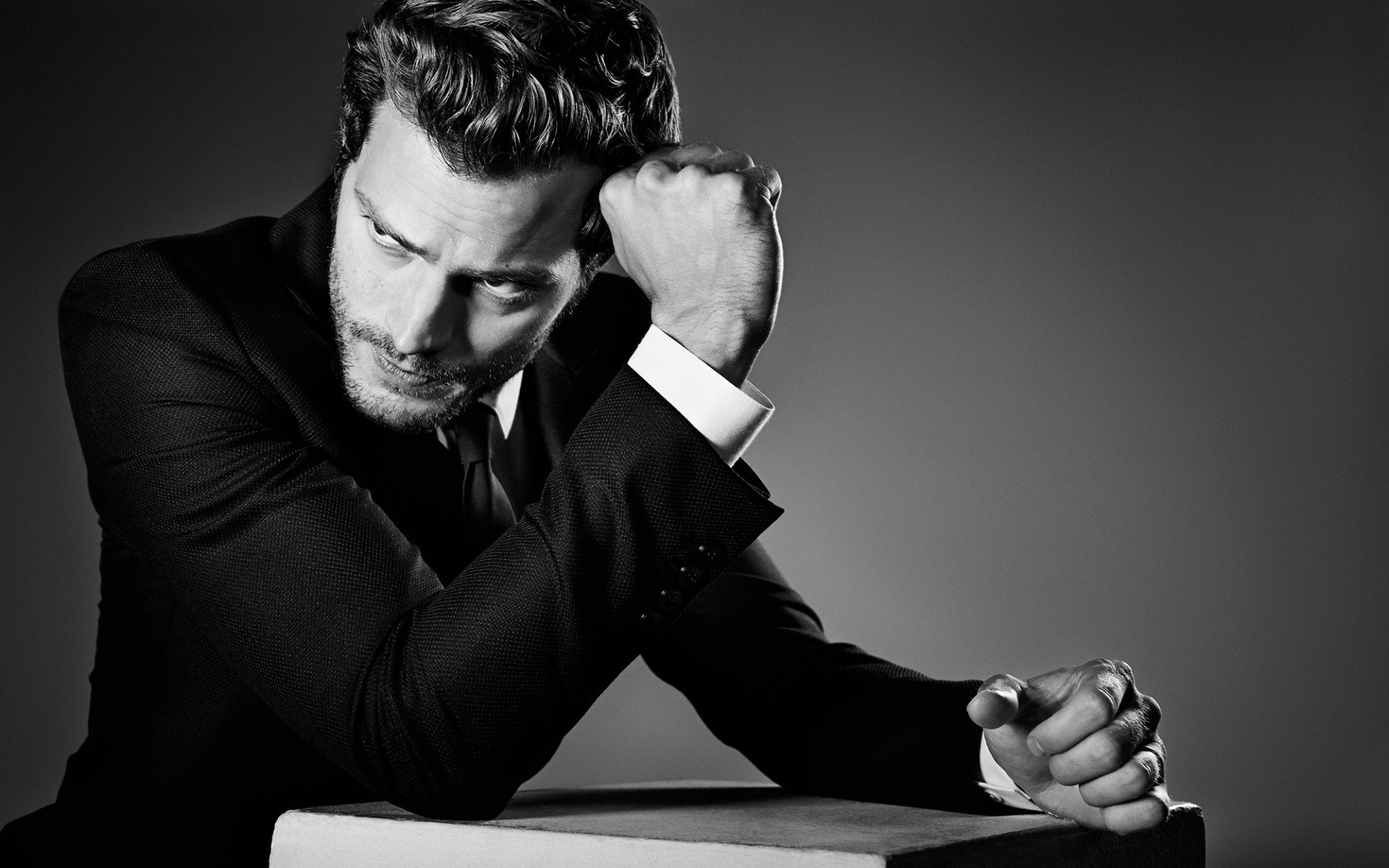 erkekler portre adam bir yetişkin tek renkli konsantrasyon yüz ifadesi giyinmek iş tablo jamie dornan aktör
