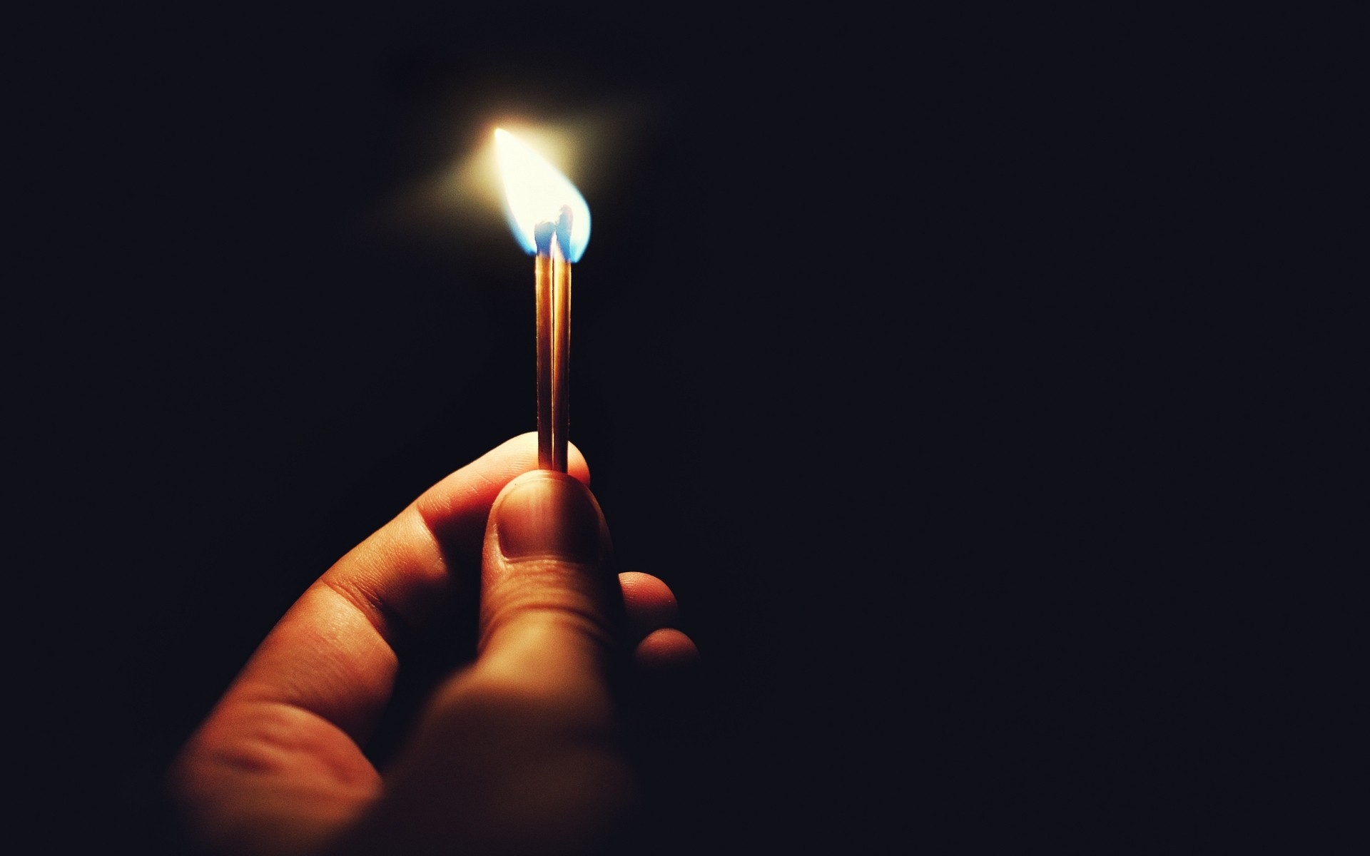 alev karanlık duman yanmış ışık eller mum balmumu yanık masaüstü maçlar yangın