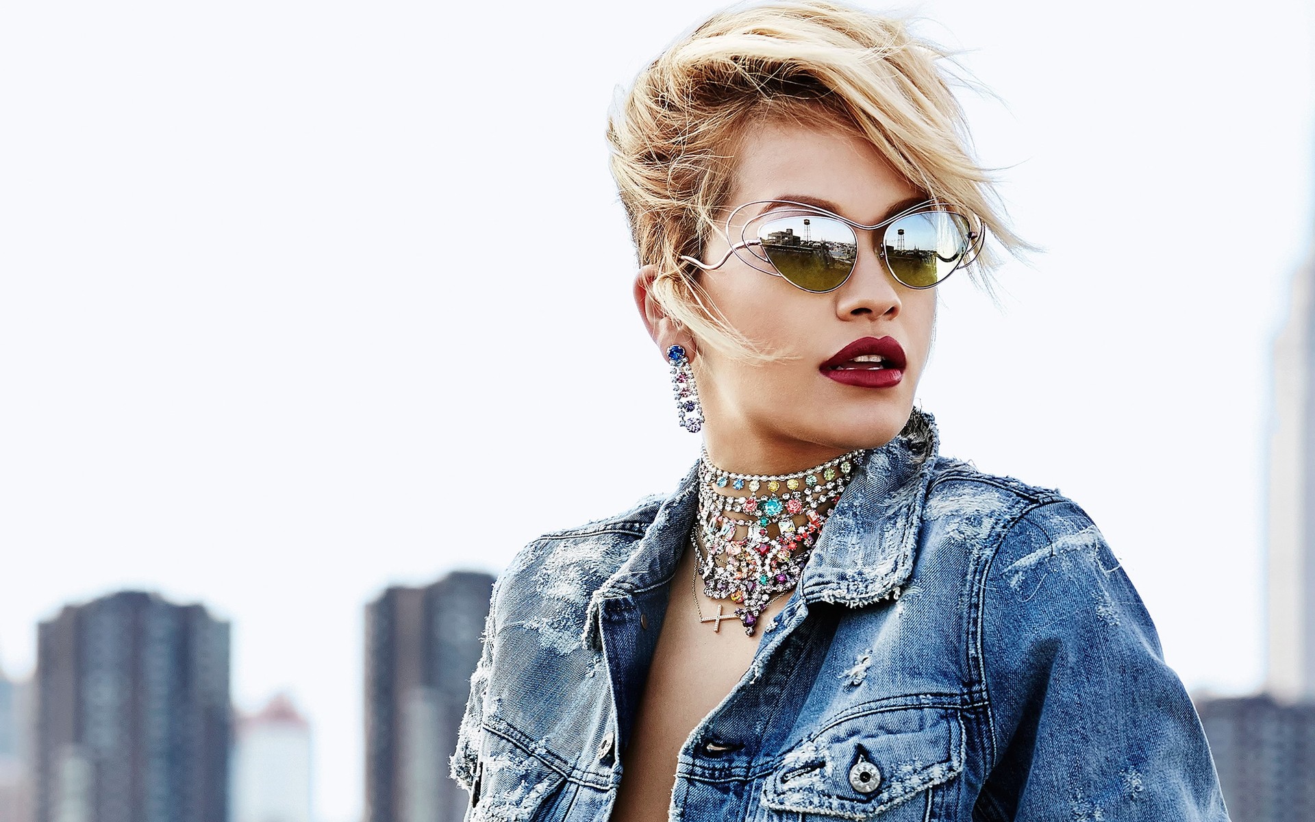 portre kadın moda güzel kız genç bir yetişkin model oldukça yüz güneş gözlüğü rita ora şarkıcı