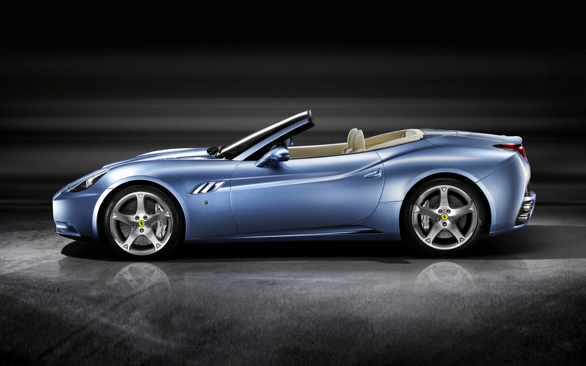 ferrari araba araba hızlı tekerlekler acele et yarış ulaşım sistemi otomotiv siyah sürücü öğlen asfalt coupe kaldırım aksiyon dönüştürülebilir ferrari california