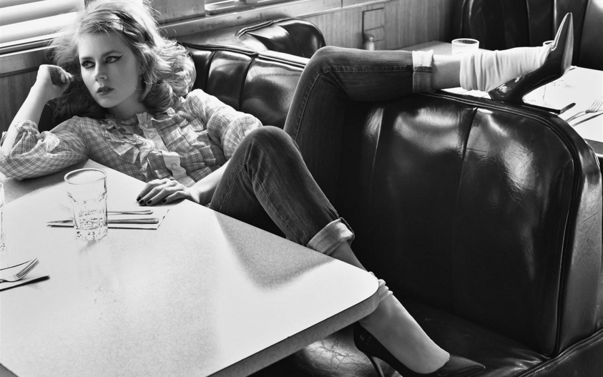 koltuk yetişkin mobilya kadın sandalye oturmak yüz ifadesi yalnız portre kapalı oturma oda adam araba aktris ünlüler hollywood aktrisleri muhteşem güzel