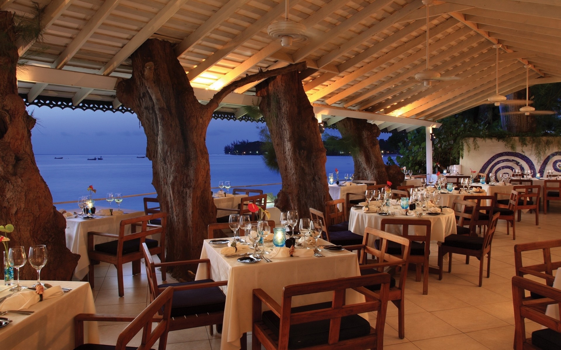 masa sandalye restoran mobilya yer otel sofra takımı seyahat kafe yer tatil oda veranda kafe lüks turizm gün ışığı bar tatil köyü yemek deniz görünüm