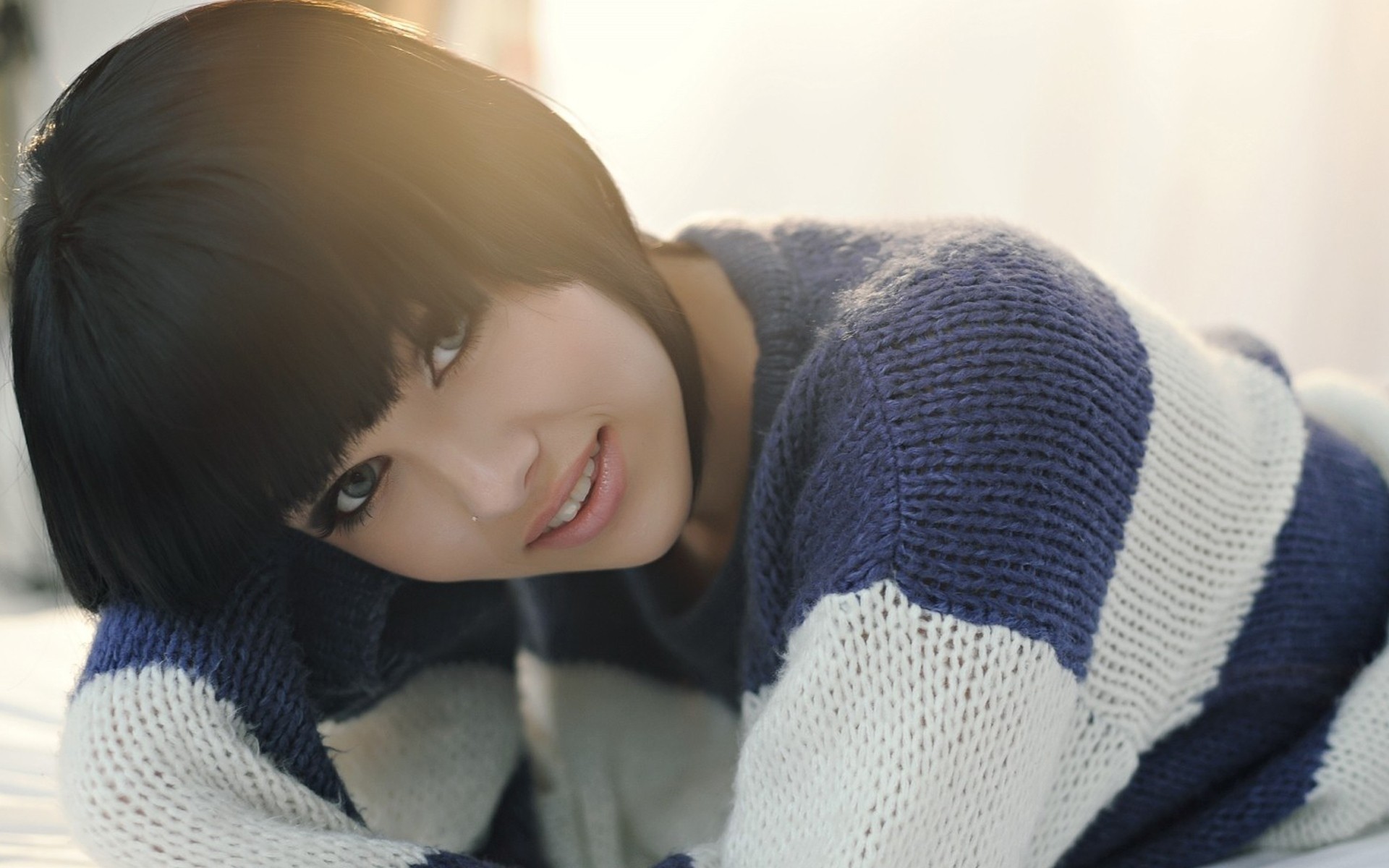 kış kazak giyinmek kadın çocuk kız soğuk portre yalnız rekreasyon kapalı moda aile sıcaklık yüz ifadesi yetişkin eşarp rahatlama model bebek gülümseme cazibe