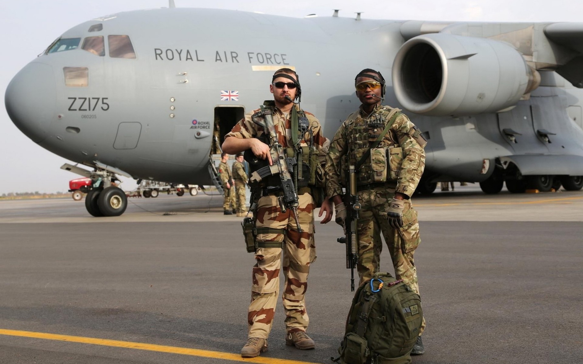 askeri uçak havaalanı uçak araba ulaşım sistemi hava kuvvetleri ordu savaşlar donanma silahlar uçmak kamuflaj iki hava savaş asfalt savaşçı