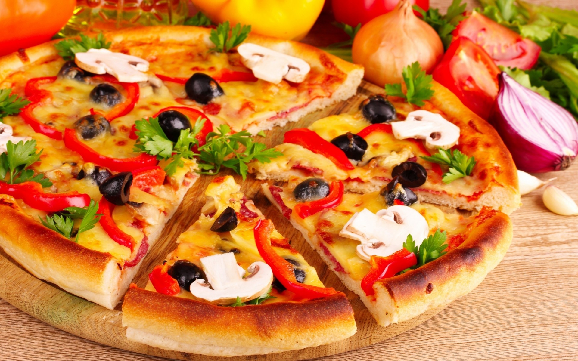 pizza peynir mozzarella domates öğle yemeği kabuklar ferahlatıcı salam hızlı para yemek yemek biberli akşam yemeği dilim jambon lezzetli soğan restoran sebze sebzeler