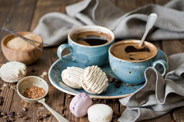Küçük marshmallowlu iki fincan kahve