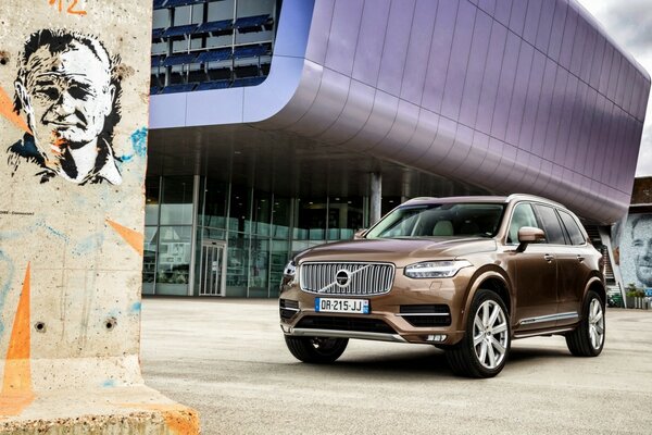 Şehrin sokaklarında kahve Volvosu