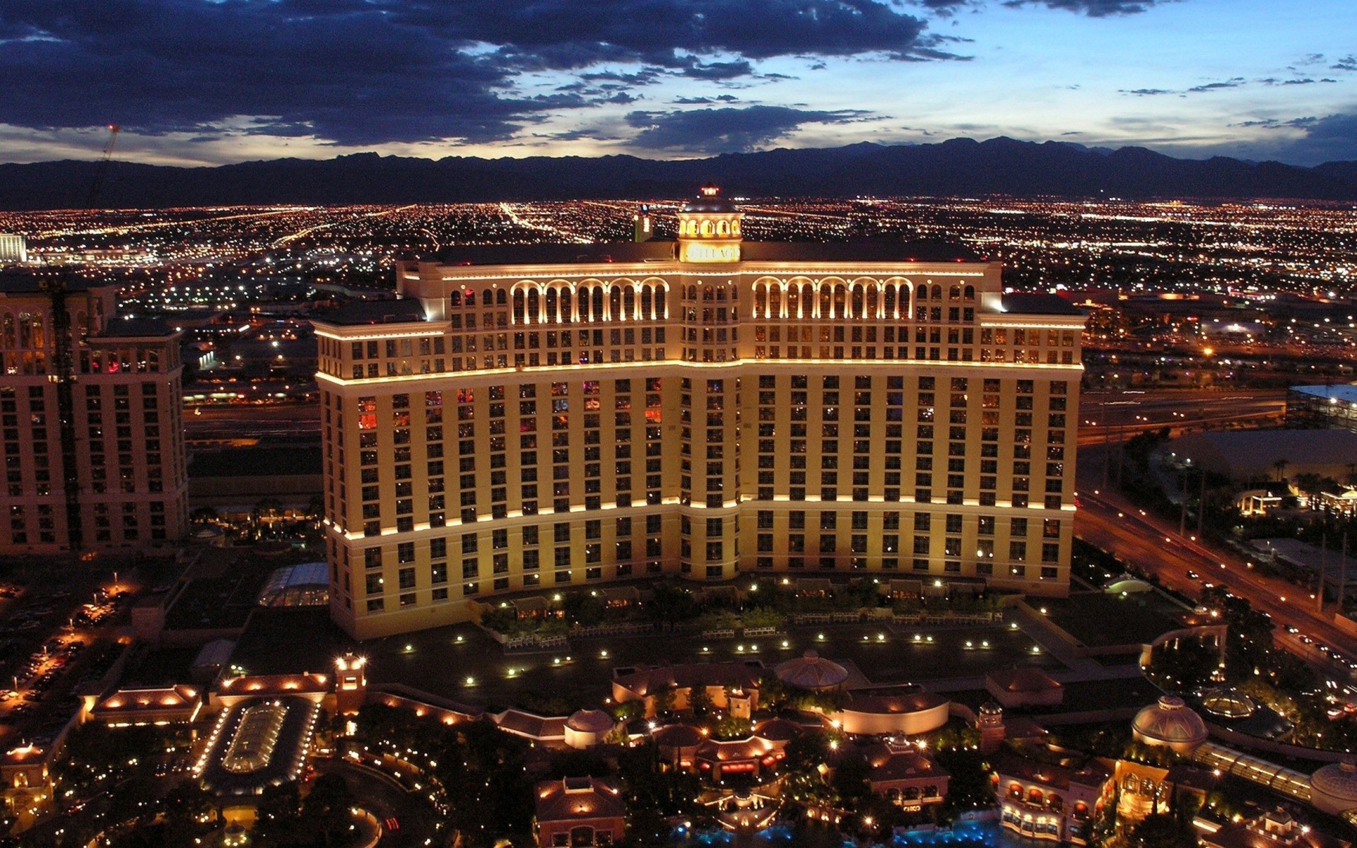 şehir seyahat mimari ev akşam manzarası alacakaranlık şehir kentsel otel ışık kumarhane gökdelen açık havada arkadan aydınlatmalı günbatımı gökyüzü lüks vegas para çeşme