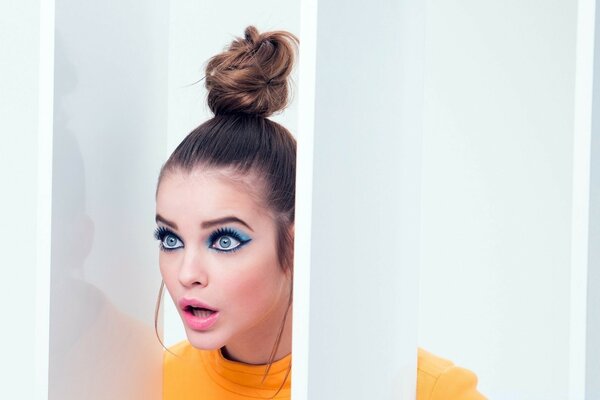 İçeride bir kızın parlak fotoğrafı
