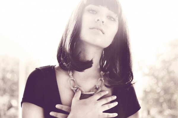 Kız ellerini göğsünde tutuyor