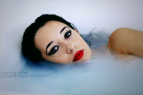 Banyoda parlak makyajlı kız