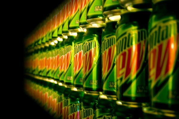 Siyah bir zemine karşı mountie dew un içeceği