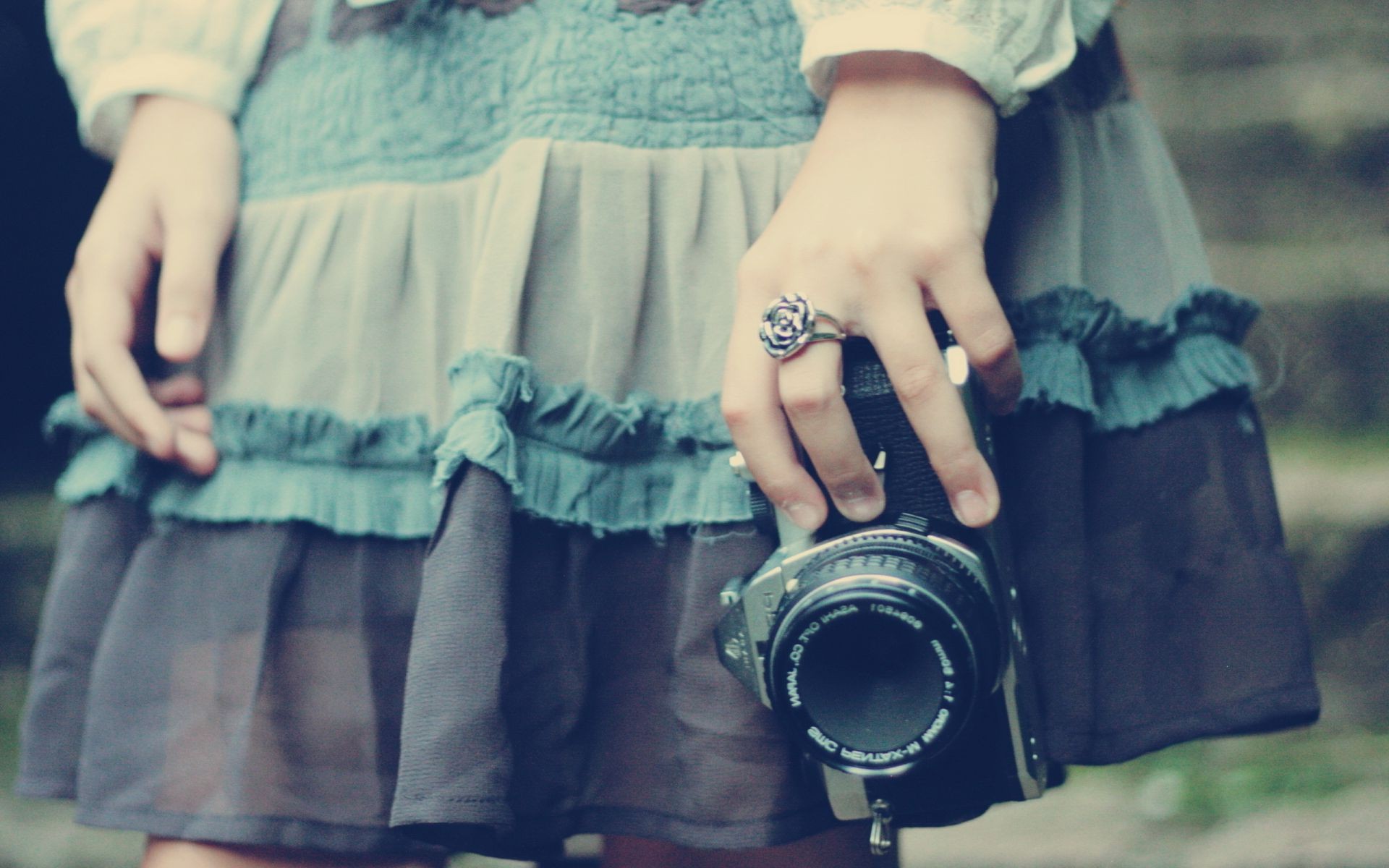 çocuk kadın bir kız giyiyor yetişkin eller insan adam